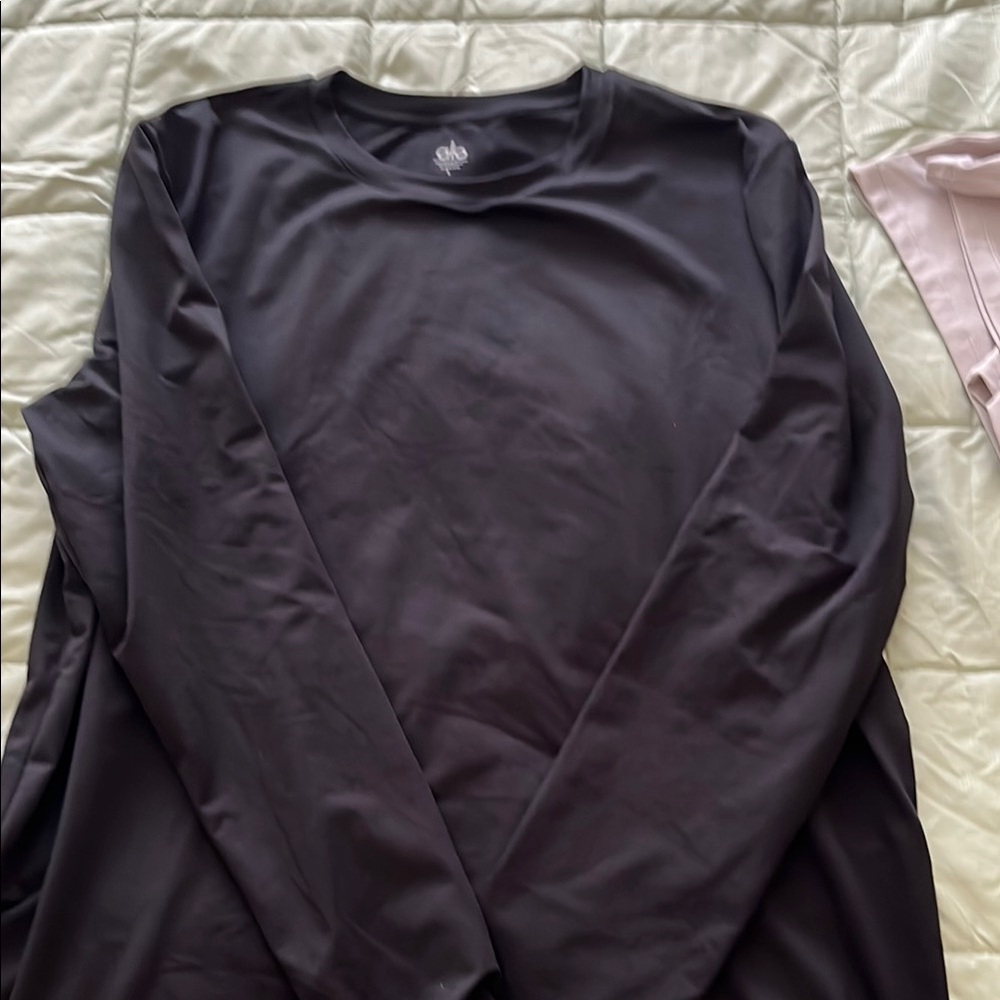 ALO Yoga Classic Black Crew Neck Top